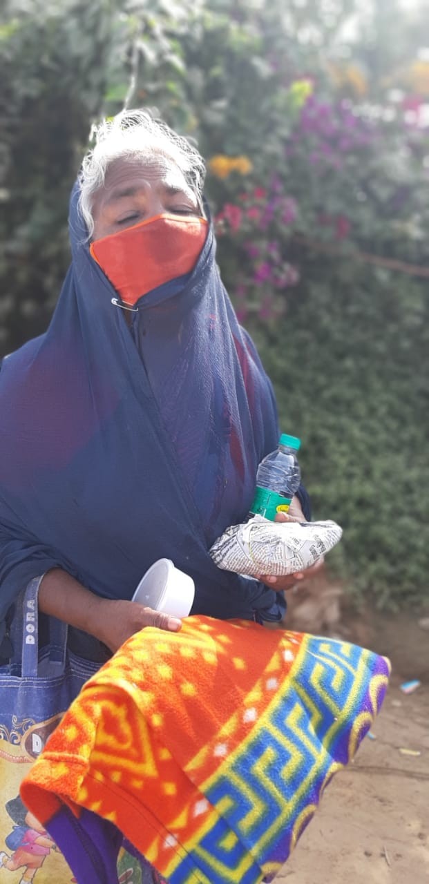 Street Dwellers receiving food packets, bed sheets